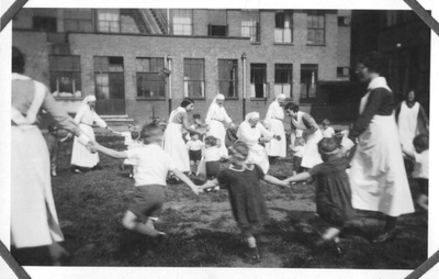 196043 Zusters en medewerkers tijdens de pauze van de kleuterschool van de communiteit Magdalena te Overschie