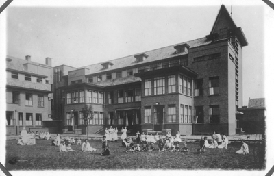 196044 School en klooster van de communiteit Magdalena te Overschie met zusters, personeel en kinderen op het grasveld