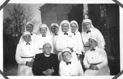 196046 Groepsfoto bij het eerste lustrum van de communiteit Bethlehem (Steenstraat 22) te Roermond met stichter pater Koolen