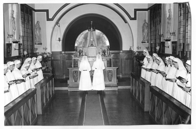 196057 Koorgebed in de kapel van huize Bethlehem te Nijmegen