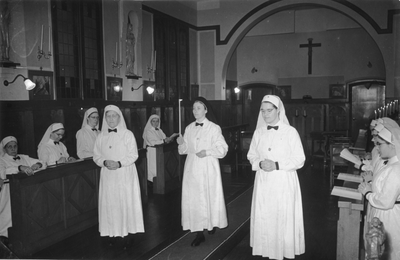 196060 Inkleding in de kapel van huize Bethlehem te Nijmegen van zuster Bernadette