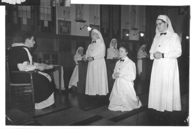 196061 Inkleding in de kapel van huize Bethlehem te Nijmegen van zuster Bernadette