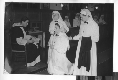 196062 Inkleding in de kapel van huize Bethlehem te Nijmegen van zuster Bernadette