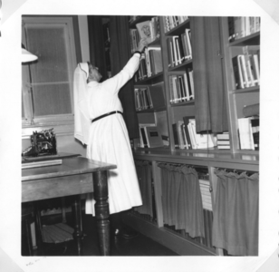 196076 De bibliotheek in huize Bethlehem te Nijmegen