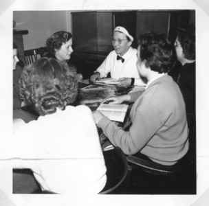 196082 Een zuster van huize Bethlehem te Nijmegen geeft les over kraamzorg