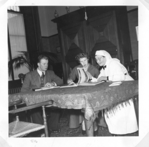 196083 Zuster Ria van der Valk geeft catechese aan een echtpaar