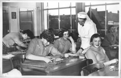 196084 Zuster Margaretha Pijpers geeft naailes in de Mater Amablisschool te Nijmegen