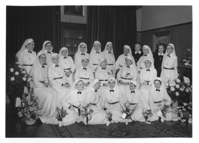 196086 Groepsfoto bij viering van het 40-jarige professiefeest van zuster Joana Krusemeijer en zuster Hieronyma Roovers ...