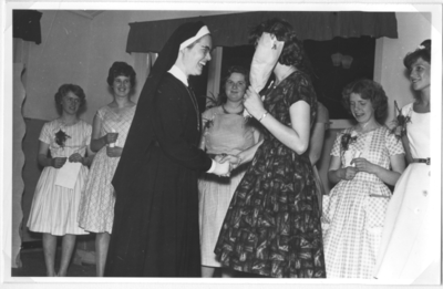 196087 Zuster Margaretha Pijpers bij de eerste modeshow van de leerlingen van de Mater Amablisschool (afdeling Beek bij ...