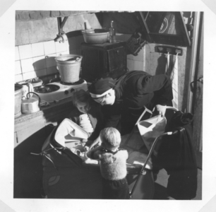 196091 Een zuster van huize Bethlehem te Nijmegen aan het werk in de gezinszorg