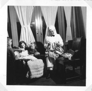 196093 Zuster van huize Bethlehem aan het werk in de gezinszorg te Nijmegen