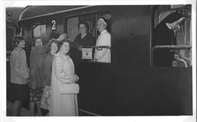 196098 Met de zusters uit Nijmegen op reis naar Lourdes