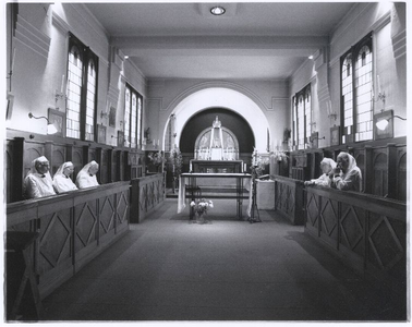 196099 Koorgebed in de kapel van Huize Bethlehem te Nijmegen