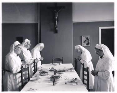 196101 Dankzegging voor het eten in huize Bethlehem te Nijmegen