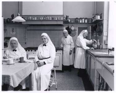 196102 Koffiedrinken in de keuken van Huize Bethlehem te Nijmegen