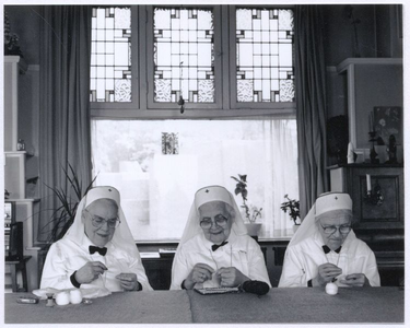 196103 Zusters tijdens de recreatie in huize Bethlehem te Nijmegen