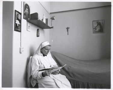 196104 Zuster op haar kamer in huize Bethlehem te Nijmegen