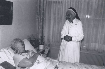 196105 Zuster Theodora Hendriksen op ziekenbezoek