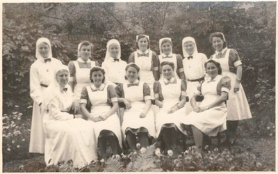 196111 Groepsfoto van een bezinningsdag voor leerlingen gezinshulp leerlingen bij de zusters van huize Bethlehem te Roermond