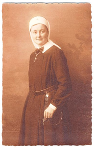 196112 Portretfoto van zuster Magistra