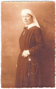 196113 Portretfoto van zuster Rosa Schuttelaar
