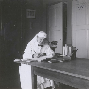 196117 Zuster Rosa Schuttelaar tijdens haar secretariële werkzaamheden op de kraamverpleging te Nijmegen