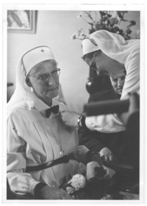 196121 Moeder Hyacintha van der Schans de la Croix krijgt een onderscheiding