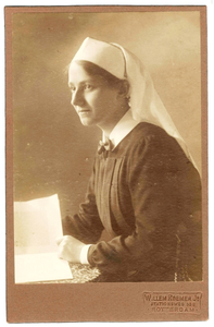 196178 Portretfoto van zuster Hieronyma Roovers