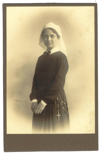 196179 Portretfoto van zuster Hieronyma Roovers