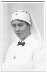 196183 Portretfoto van zuster Agnes Remmers
