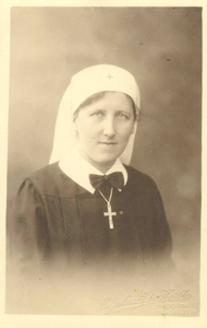 196185 Portretfoto van zuster Johanna Krusemeijer