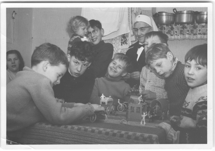 196190 Zuster Johanna Krusemeijer op werkbezoek bij een gezin