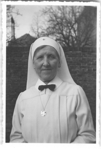 196191 Portretfoto van zuster Johanna Krusemeijer in de tuin