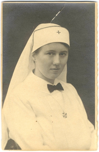 196195 Portretfoto van zuster Agnes Remmers