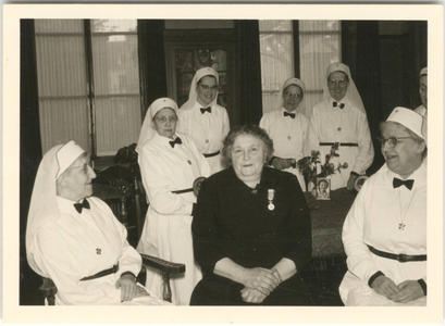 196197 Foto genomen ter gelegenheid van het 40-jarig dienstverband van huishoudster Aleida Domensino bij de zusters van ...