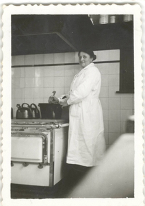 196198 Huishoudster Aleida Domensino in de keuken van het klooster
