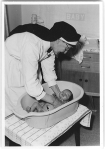 196199 Kraamverzorgster zuster Maria van de Valk