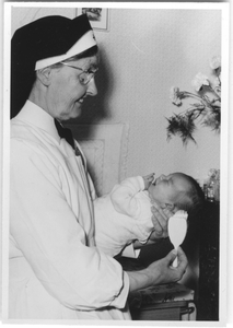 196200 Kraamverzorgster zuster Maria van de Valk