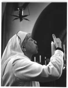 196207 Zuster Franciska Vergnes na afloop van de dienst