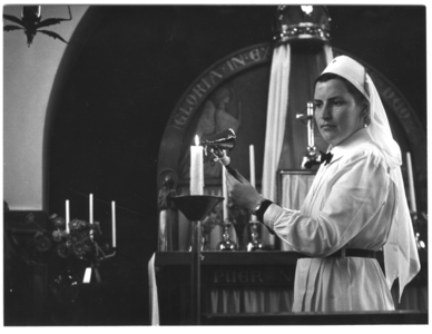 196209 Zuster Martha Voeten in de kloosterkapel