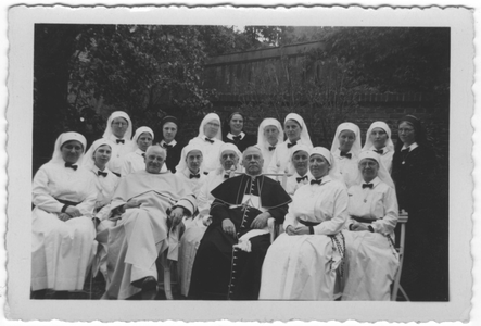 196212 Groepsfoto met mgr. Gijlswijk