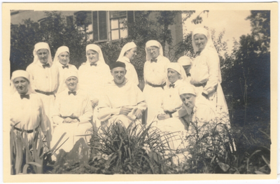 196214 Groepsfoto in de tuin van Huize Bethlehem met professor Kors