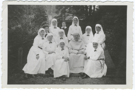 196215 Groepsfoto in de tuin van Huize Bethlehem met professor Kors