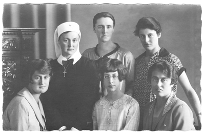 196216 Groepsfoto van zuster Maria van de Valk en naaste familie