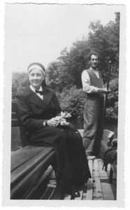 196220 Zuster Maria van de Valk op vakantie