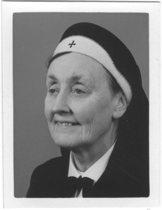 196221 Portretfoto van zuster Maria van de Valk