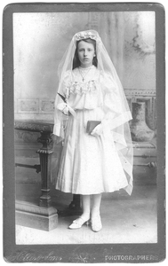 196225 Zuster Hyacintha van der Schans de la Croix als meisje