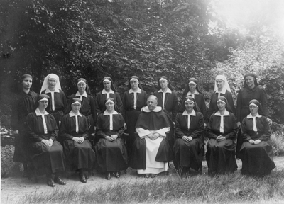 272004 Groepsfoto van pater Jos van Wely en zusters Dominicanessen van het Sint Catharina-Apostolaat, vermoedelijk te Zwolle