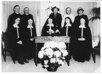 272006 Vijf zusters, twee paters, een pastoor en twee vrouwen na de inwijding van nieuwe zusters te Wageningen