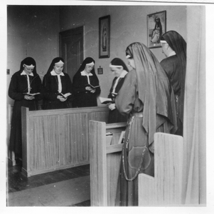272009 Zusters van de Dominicanessen van het Sint Catharina-Apostolaat in gebed in hun klooster te Wageningen